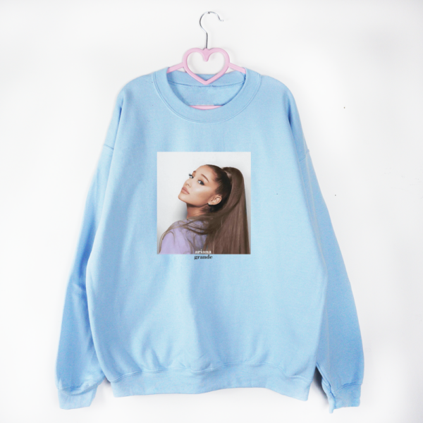 bluza niebieska Ariana Grande Look