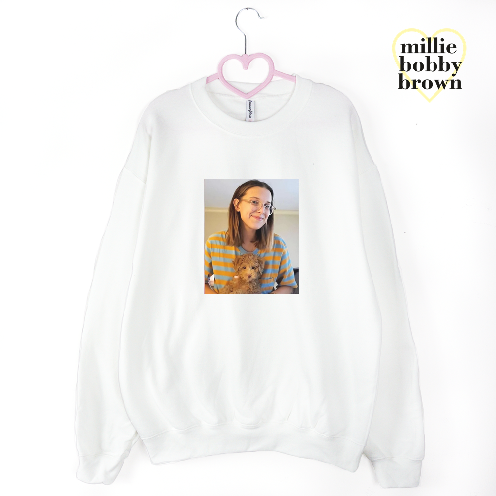 biała bluza Millie Bobby Brown