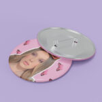 przypinka Millie Bobby Brown Pink - obrazek 3