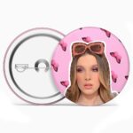 przypinka Millie Bobby Brown Pink - obrazek 2