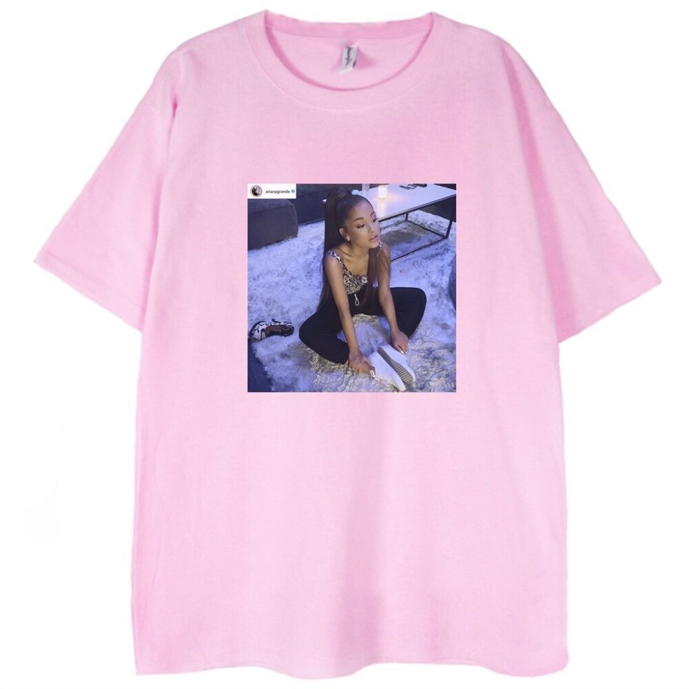 różowa koszulka ariana grande instagram
