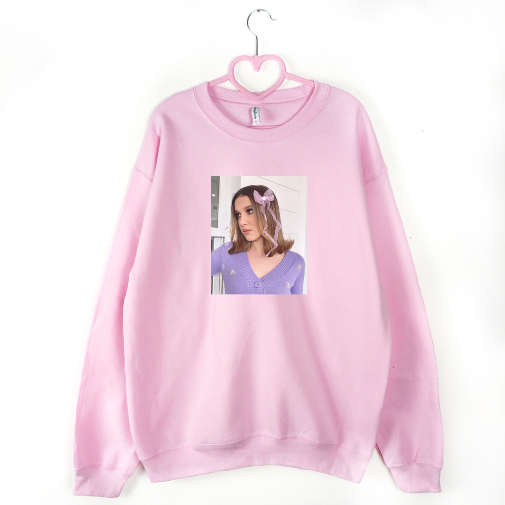 różowa bluza Millie Bobby Brown Violet
