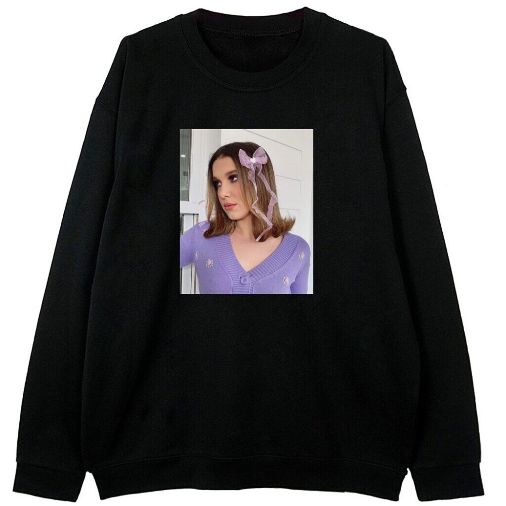 czarna bluza z motywem aktorki millie bobby brown w fioletowym sweterku