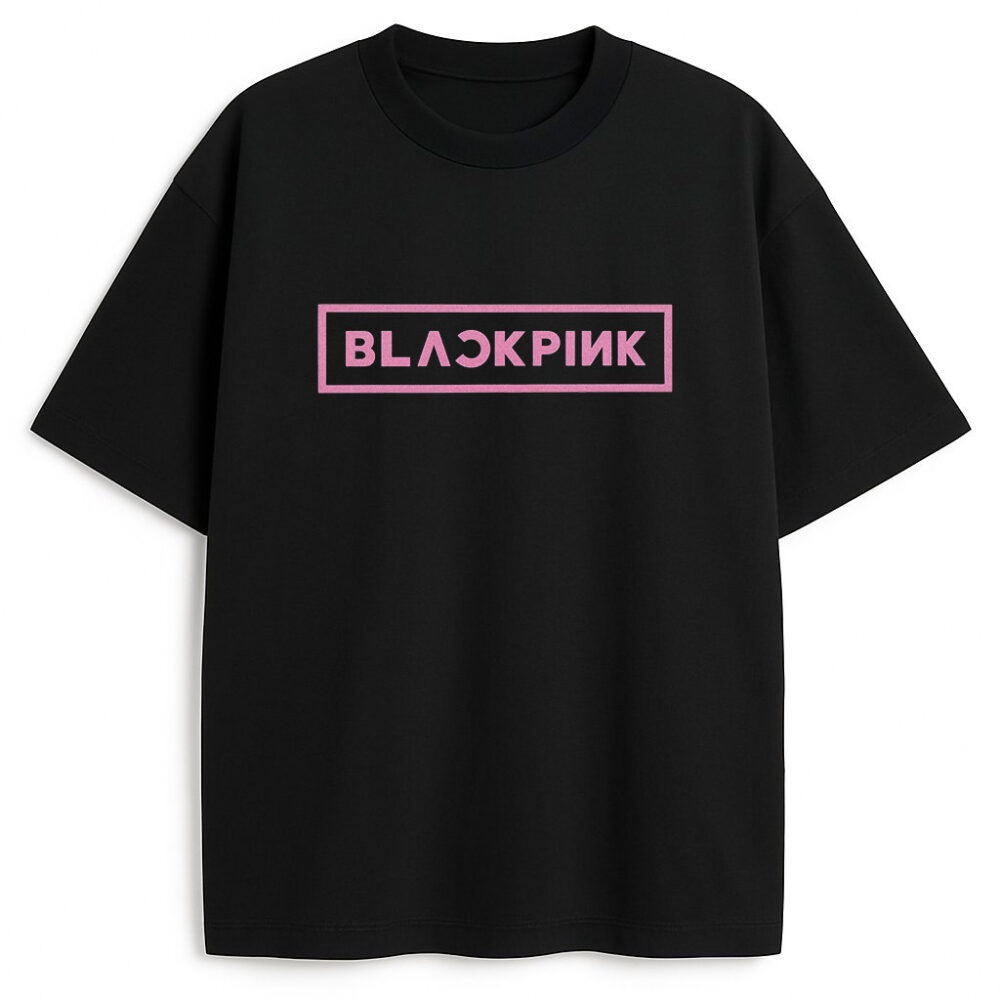 Elegancki T-shirt Blackpink Logo czarny z różowym logo – must-have koszulka fanowska Blackpink dla miłośników K-popu i BLINKs