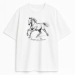 Biała koszulka - front produktu z czarnym szkicem galopu