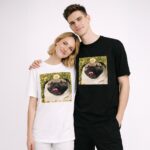 Modelka i model w koszulkach Pugs Chill z nadrukiem mopsa