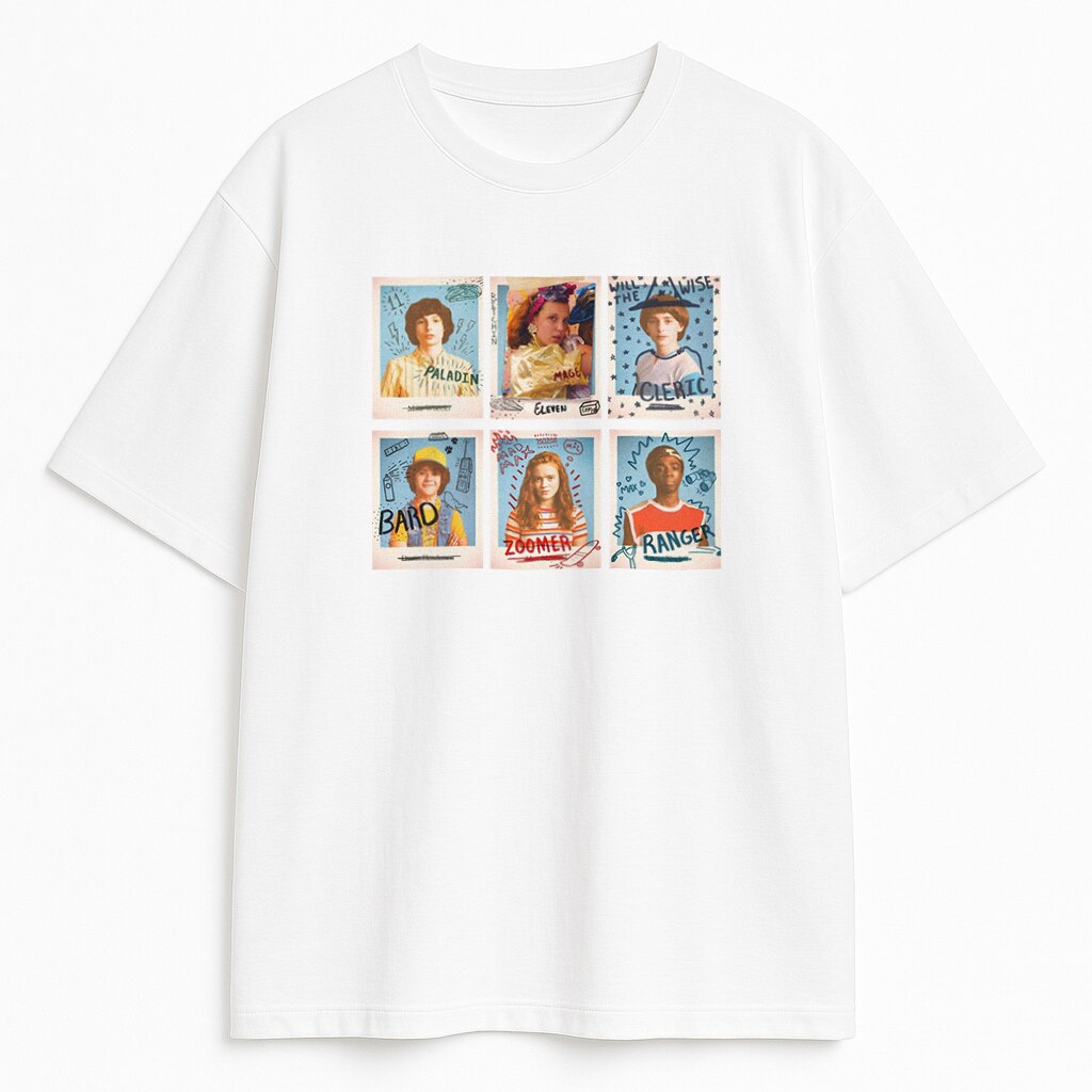 T-shirt Stranger Things School Photos w białej wersji z kolażem postaci w stylu RPG