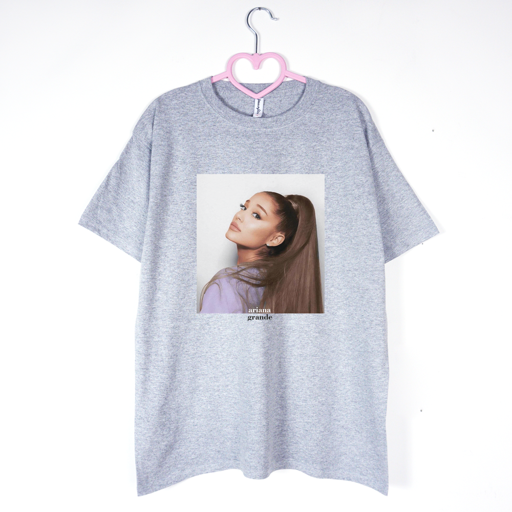 szara koszulka Ariana Grande Look