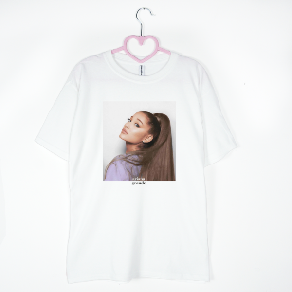 biała koszulka Ariana Grande Look