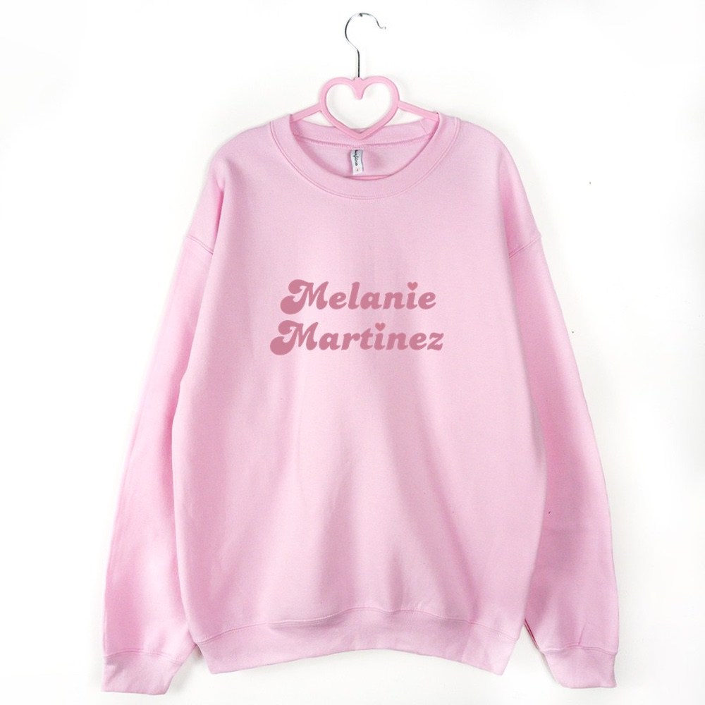 bluza sportowa rozowa melanie martinez logo