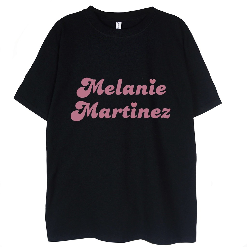 czarna koszulka melanie marinez logo