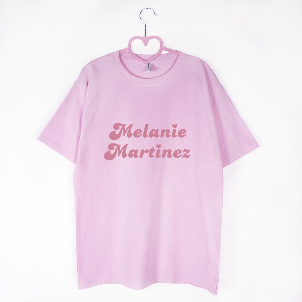 koszulka rozowa melanie martinez logo