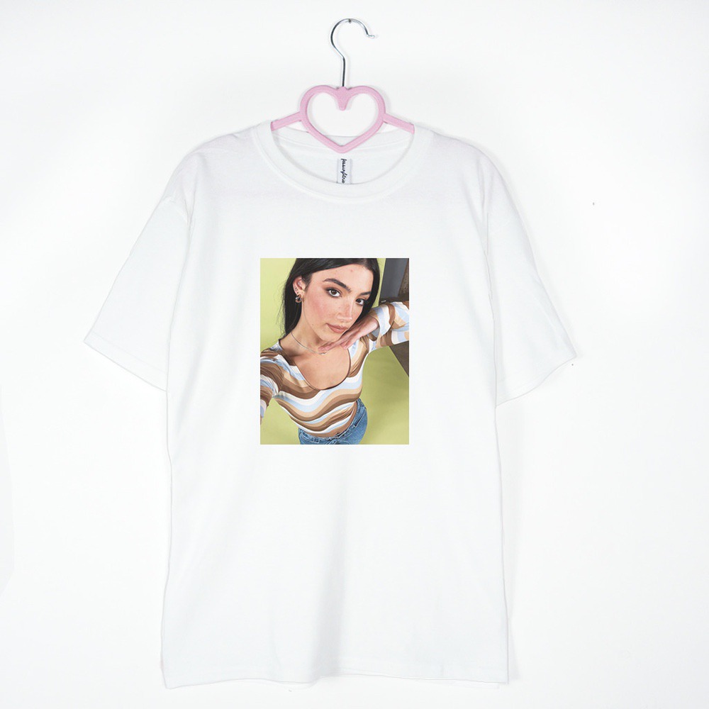 koszulka biała Charli D'amelio selfie