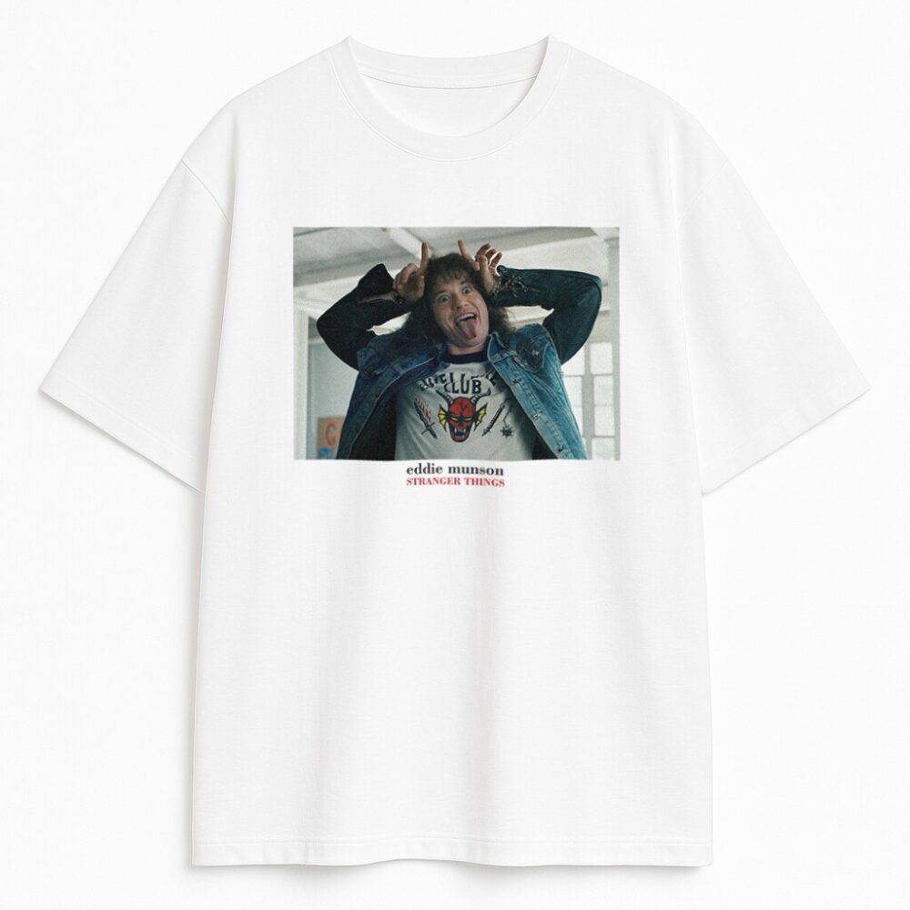 T-shirt Stranger Things Eddie Munson biały – nadruk z postacią w pozie z językiem i rogami