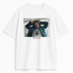 T-shirt Stranger Things Eddie Munson biały – nadruk z postacią w pozie z językiem i rogami