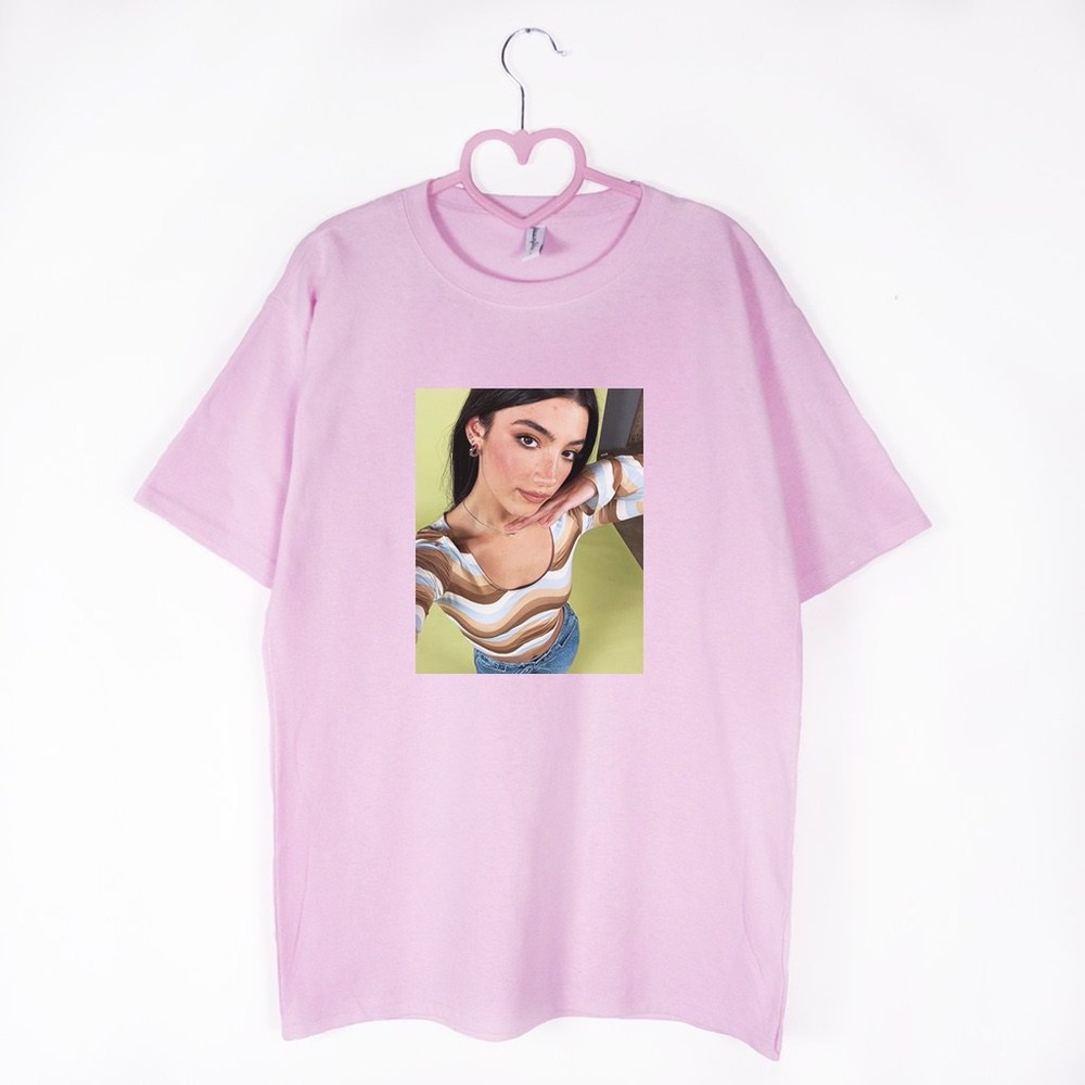 koszulka różowa Charli D'amelio selfie