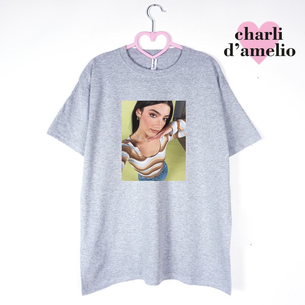 koszulka szara Charli D'amelio selfie