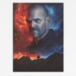 Plakat Stranger Things Jim Hopper – surowy portret i dramatyczne tło