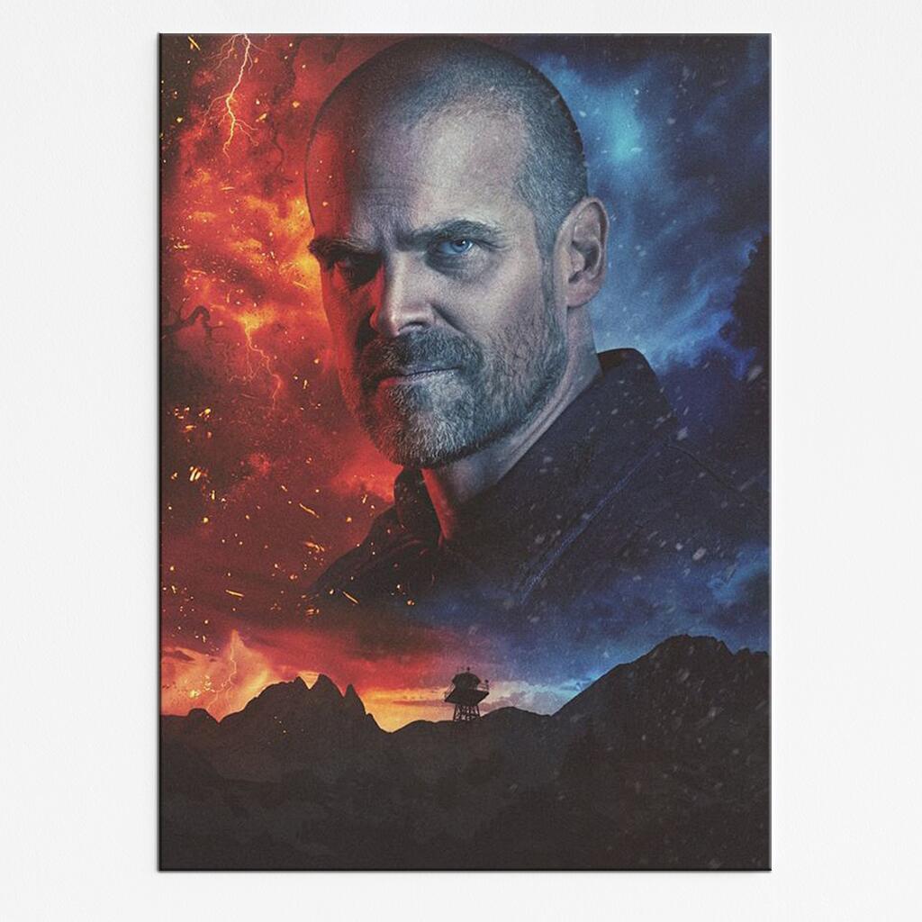 Plakat Stranger Things Jim Hopper – surowy portret i dramatyczne tło