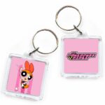 różowy brelok z motywem atomówki bójki