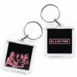 Brelok Blackpink Girls K-pop akrylowy z fotką i logo na czarnym tle