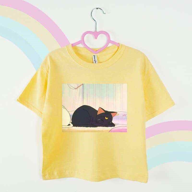 Żółta, krótka koszulka ze słodkim kotkiem — pomysł na upominek dla nastolatki
