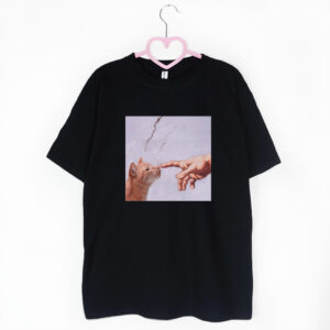 czarna koszulka z nadrukiem kota i ręki boga