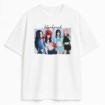 T-shirt Blackpink Shut Down biały – Jisoo w niebieskiej kurtce Adidas, Jennie w czerwonym futrzanym kapeluszu, Rosé w jasnoniebieskiej bluzie i Lisa w zielonym futrze, siedzących w retro stylizacjach z teledysku.