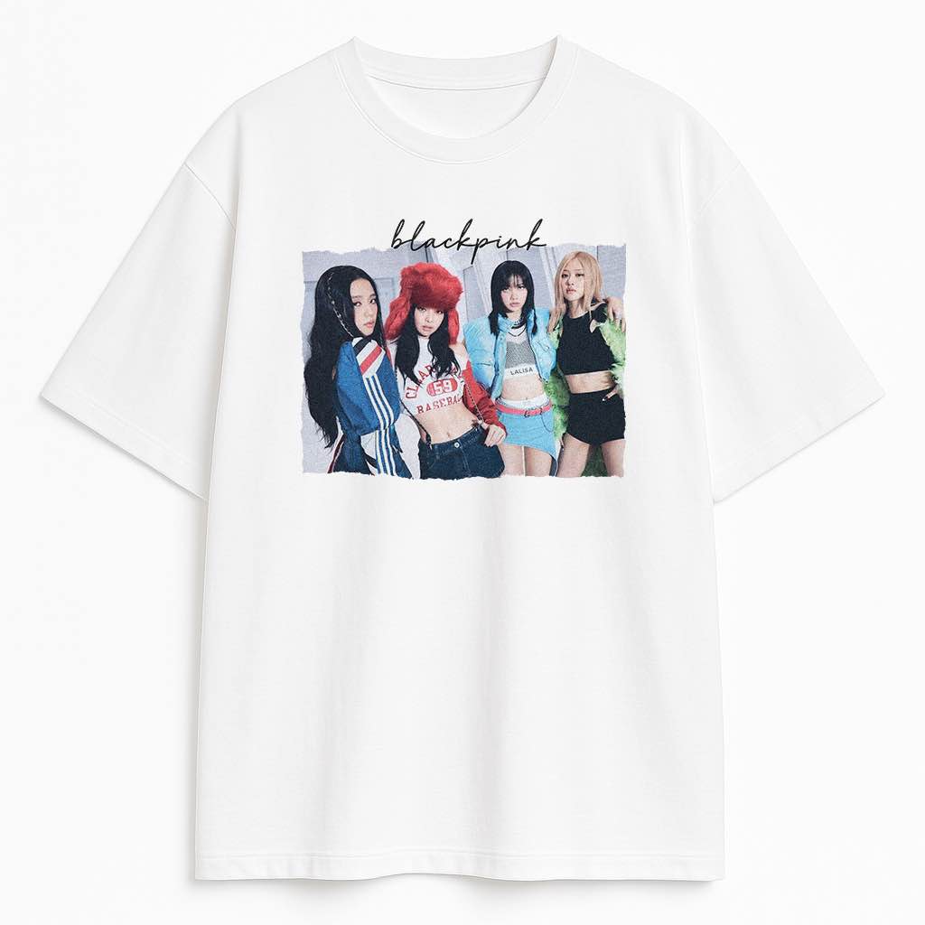 T-shirt Blackpink Shut Down biały – Jisoo w niebieskiej kurtce Adidas, Jennie w czerwonym futrzanym kapeluszu, Rosé w jasnoniebieskiej bluzie i Lisa w zielonym futrze, siedzących w retro stylizacjach z teledysku.