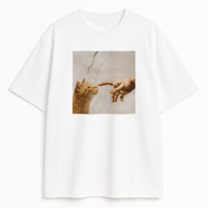 T-shirt Stworzenie Kota na białej bazie z renesansowym kadrem palca i pyszczka - koci mem artystyczny