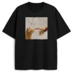 Czarny t-shirt z obrazem kota inspirowanym freskiem - koszulka z renesansowym kotem w galerianym klimacie