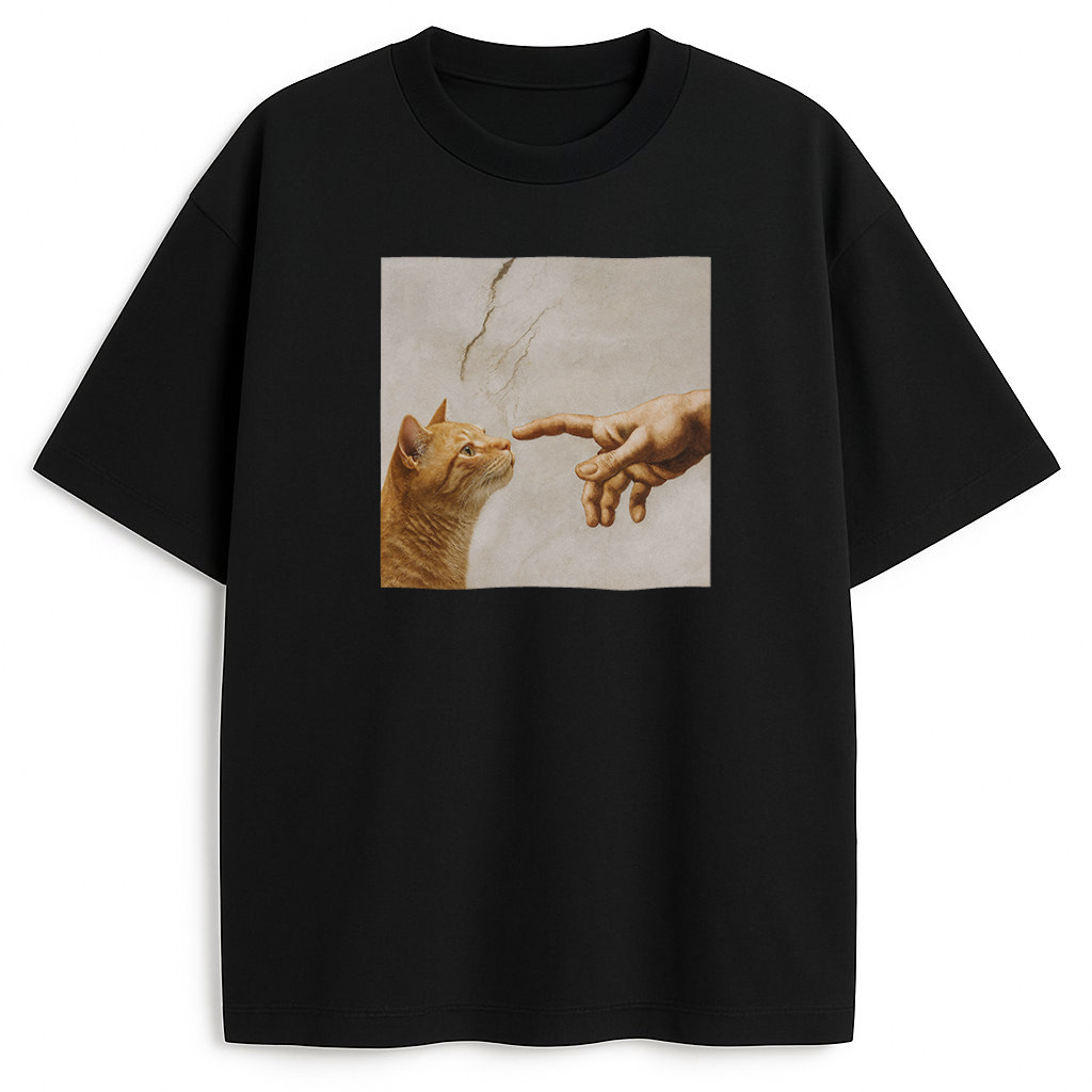 Czarna wersja - Stworzenie Kota Czarny t-shirt z obrazem kota inspirowanym freskiem - koszulka z renesansowym kotem w galerianym klimacie