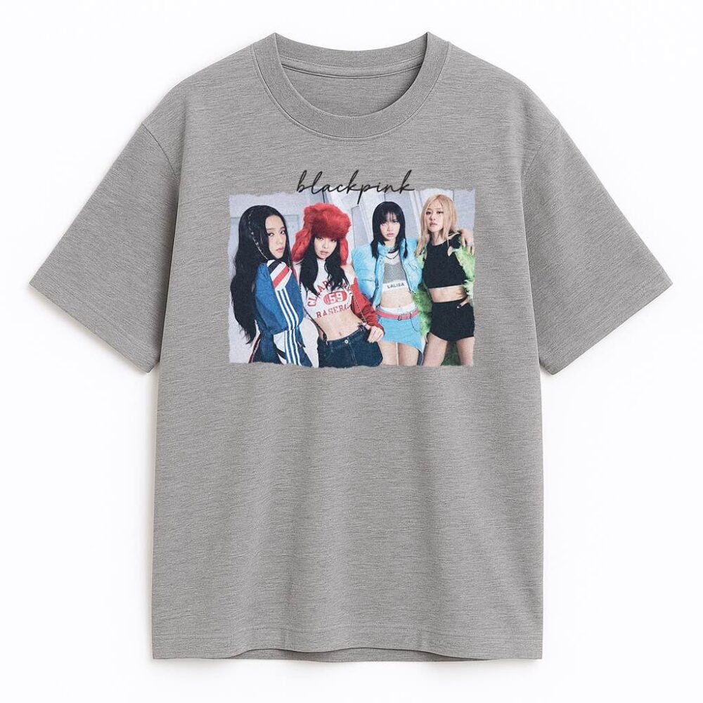 T-shirt Blackpink Shut Down szary – neutralny merch z teledysku, pokazujący Lisę w zielonym futrze, Rosé w spódniczce, Jennie w kapeluszu i Jisoo w kurtce Adidas.