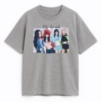 T-shirt Blackpink Shut Down szary – neutralny merch z teledysku, pokazujący Lisę w zielonym futrze, Rosé w spódniczce, Jennie w kapeluszu i Jisoo w kurtce Adidas.