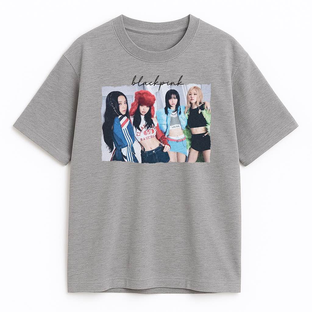 T-shirt Blackpink Shut Down szary – neutralny merch z teledysku, pokazujący Lisę w zielonym futrze, Rosé w spódniczce, Jennie w kapeluszu i Jisoo w kurtce Adidas.