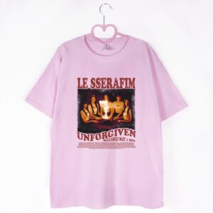 różowa koszulka le sserafim unforgiven