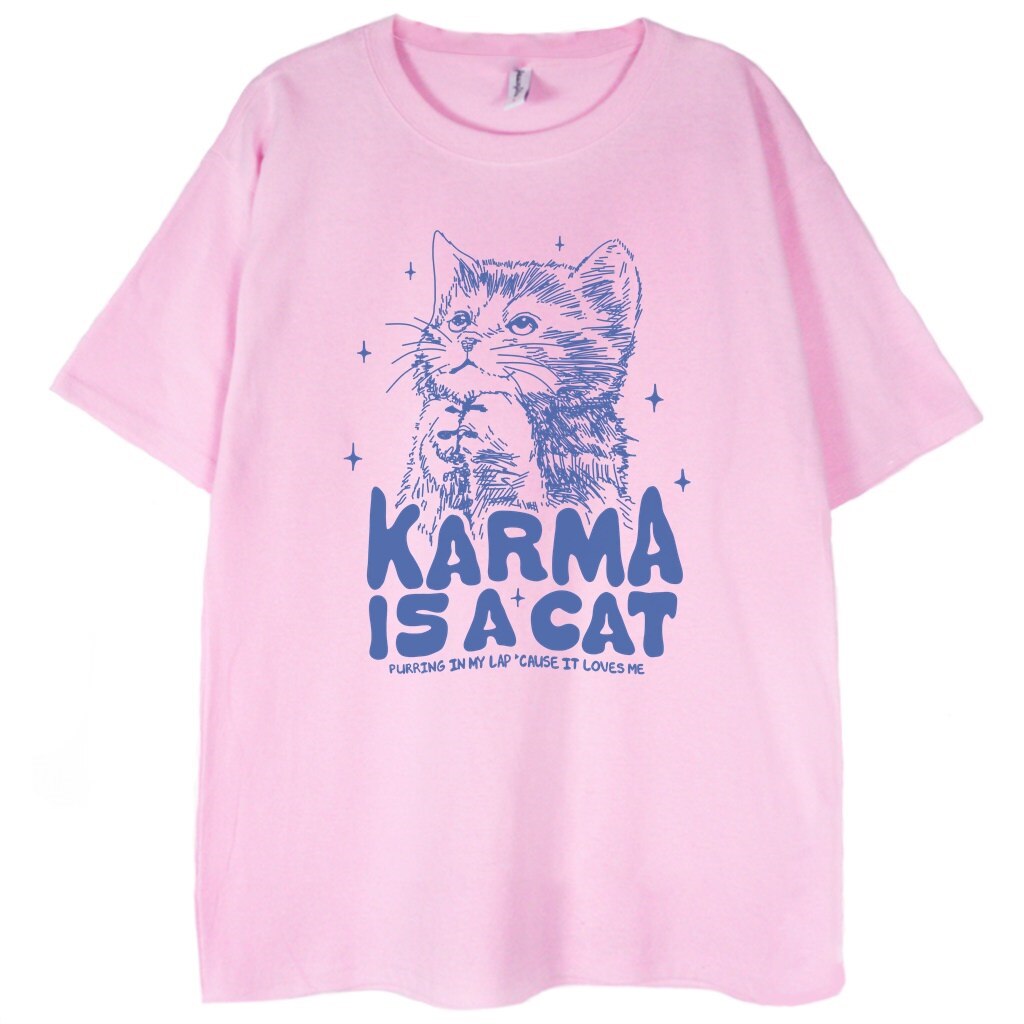 różowa koszulka taylor swift karma is a cat