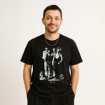 Mężczyzna w czarnym T-shircie Depeche Mode Photo Vintage z czarno-białym zdjęciem członków zespołu w okularach przeciwsłonecznych