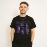 Mężczyzna w czarnym T-shircie Depeche Mode Vintage z fioletową grafiką inspirowaną albumem Songs of Faith and Devotion
