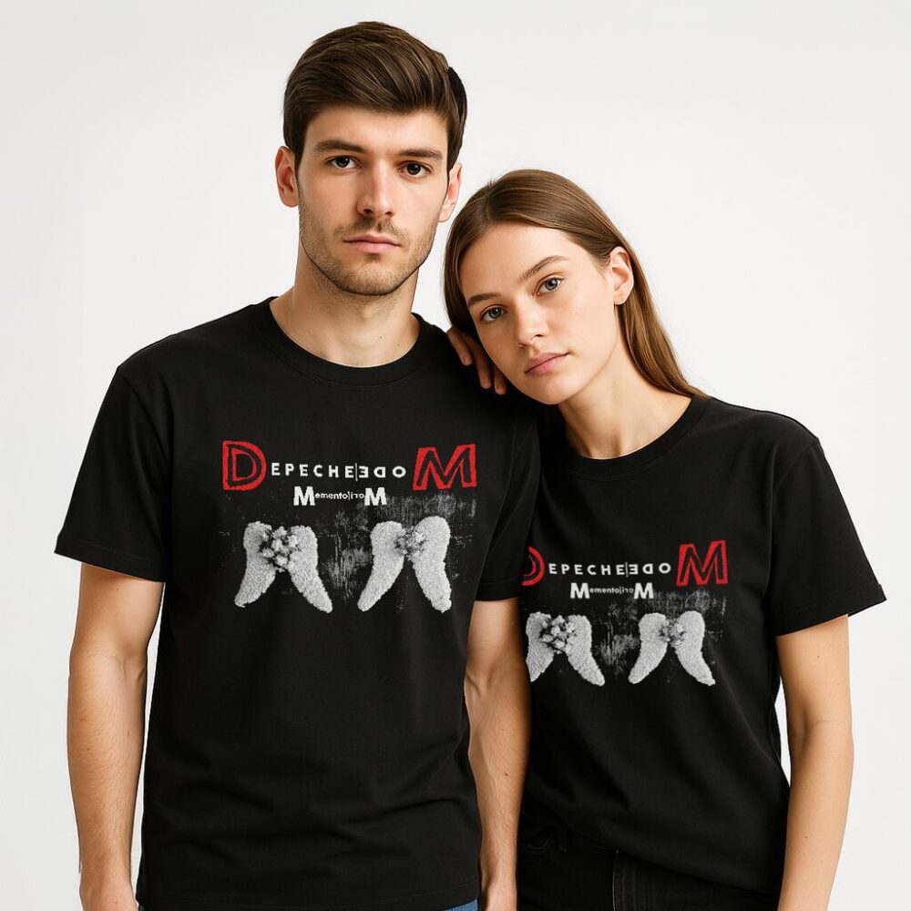 Mężczyzna i kobieta w czarnych T-shirtach Depeche Mode Wings Memento Mori z czerwonymi literami DM i białymi skrzydłami
