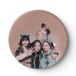 Przypinka z Nadrukiem Blackpink front z dziewczynami w uszach myszki