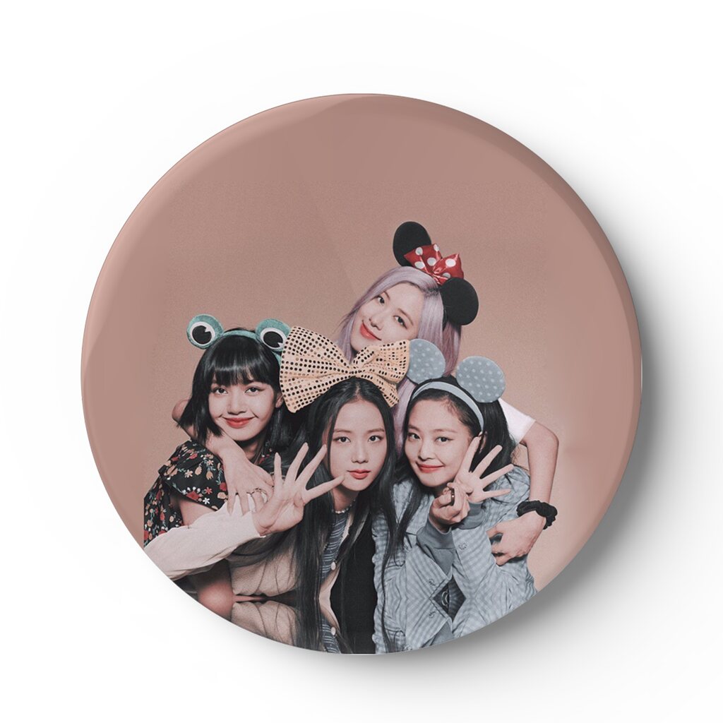 Przypinka z Nadrukiem Blackpink front z dziewczynami w uszach myszki