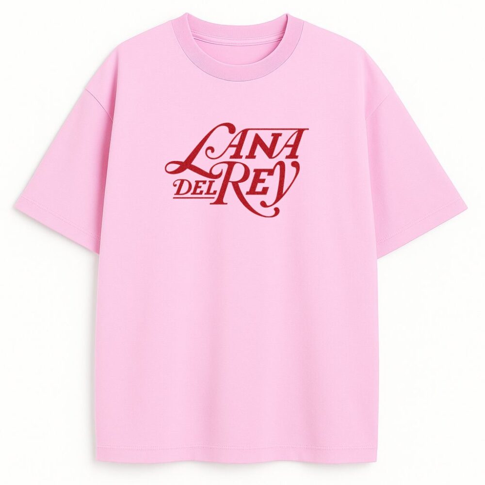 Różowa koszulka z czerwonym logo Lana Del Rey – styl fan merch
