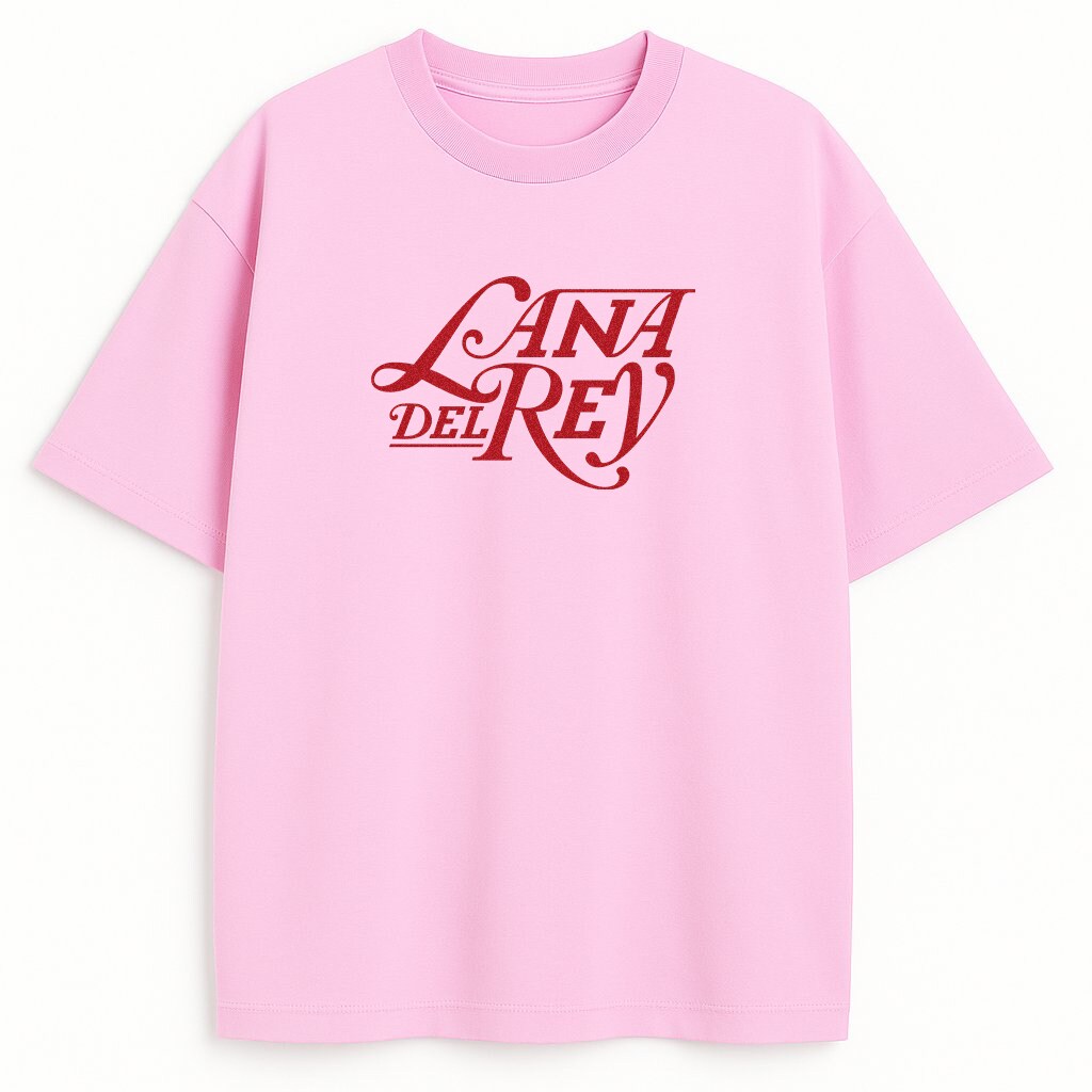 Różowa koszulka z czerwonym logo Lana Del Rey – styl fan merch