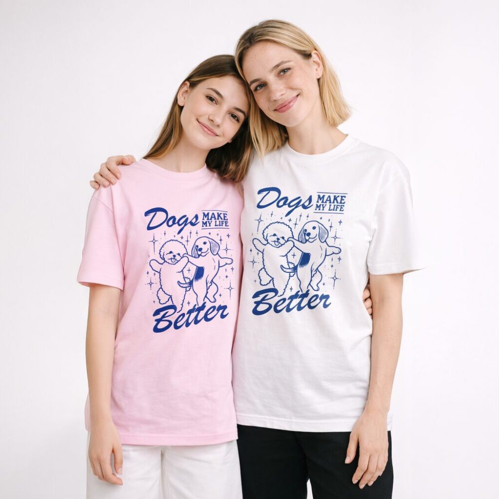 Dwie modelki w białej i różowej koszulce z nadrukiem dwóch psów