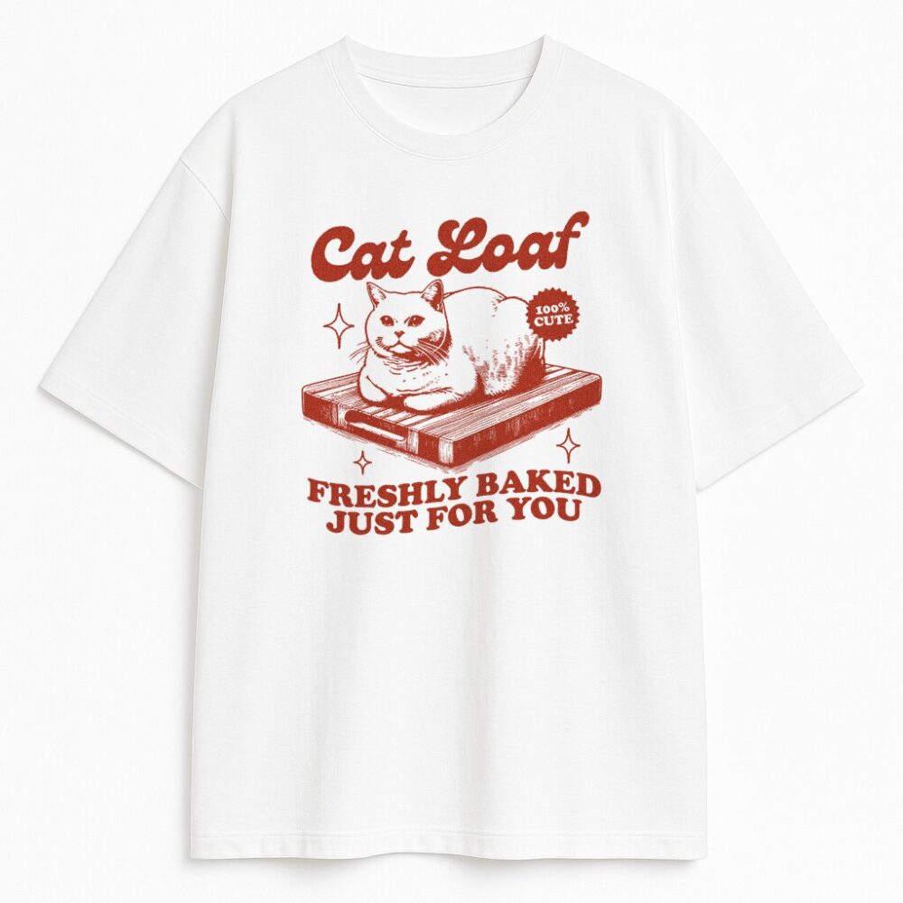 T-shirt Cat Loaf – biały, przód z czerwonym nadrukiem kota na desce i napisem “Freshly baked just for you”