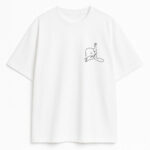 biały t-shirt kot minimalistyczny nadruk yoga