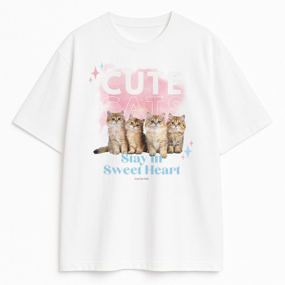 Biała koszulka z napisem Cute Cats Club i czterema kotkami na tle różu