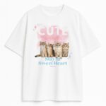 Biała koszulka z napisem Cute Cats Club i czterema kotkami na tle różu