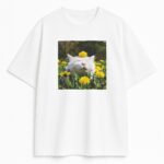 biała koszulka zdjęcie kot w dmuchawcach na łące